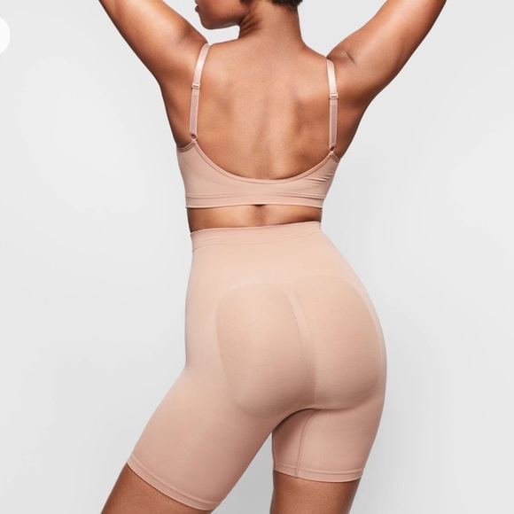 SKIMS Sculpting Short Mid Thigh in Sienna S/M - Picture 3 of 8